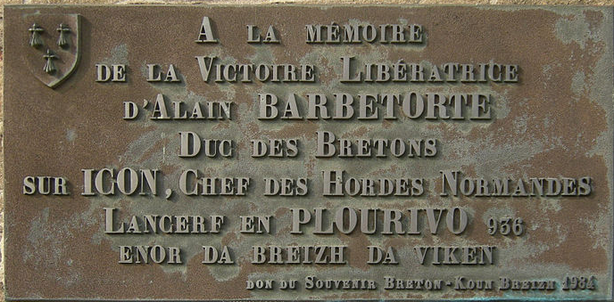 Bataille du Trieux entre Alain Barbetorte et Incon - Plaque sur la façade de la mairie de Plourivo
